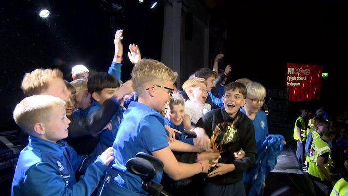 ÍR-ingar voru með prúðasta liðið á N1-mótinu árið 2026 og fögnuðu því vel uppi á sviði á kvöldskemmtun föstudagsins.