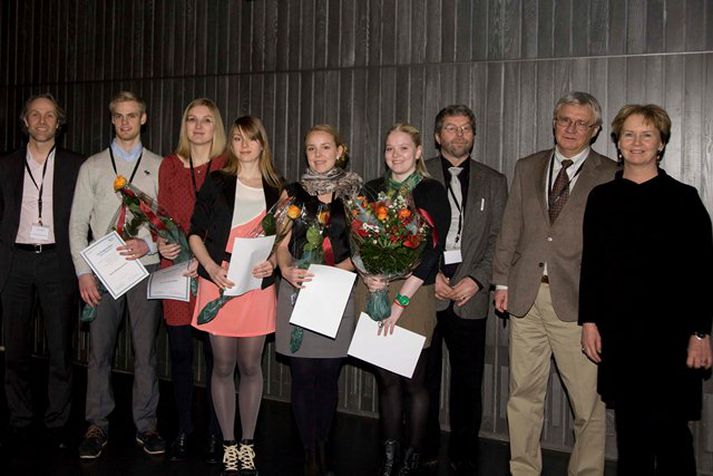 Anna Gunnarsdóttir form. SKÍ, Kristján Skúli Ásgeirsson skurðlæknir í dómnefnd, Andri Wilberg Orraon, 5. árs læknanemi, Hanna Viðarsdóttir, deildarlæknir, Elín Maríusardóttir, kandidat, Guðrún María Jónsdóttir, Hulda Rún Jónsdóttir sem hlaut 1. sæti, Aðalbjörn Þorsteinsson, svæfingarlæknir í dómnefnd, Sigurður Guðmundsson, formaður dómnefndar og Kristín Ingólfsdóttir rektor HÍ.