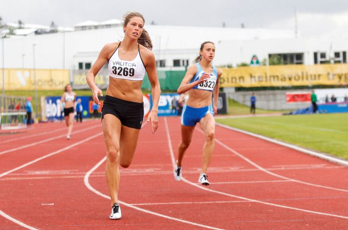 Arna Stefanía Guðmundsdóttir keppir í tveimur greinum um helgina en Aníta Hinriksdóttir tekur einnig þátt og keppir í 800 metra hlaupi