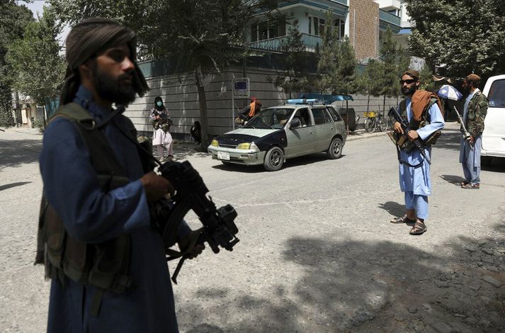 Vopnaðir talibanar standa vörð í Kabúl. Leiðtogar þeirra hafa sagt að fyrrverandi stjórnarhermenn og konur hafi ekkert að óttast af þeirra hendi en margir trúa því rétt mátulega.