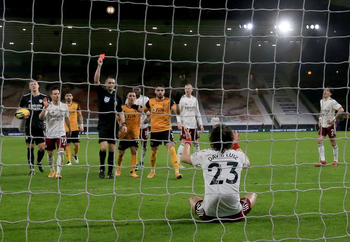 Craig Pawson sýnir David Luiz rauða spjaldið.