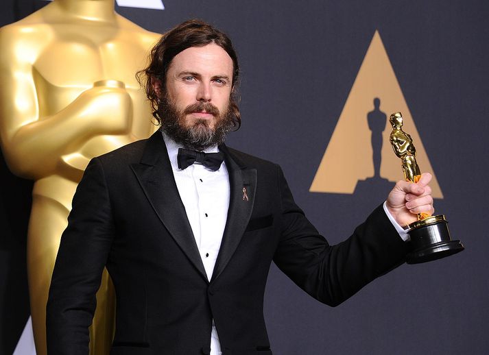 Casey Affleck með Óskarsverðlaunin sem hann fékk í fyrra.