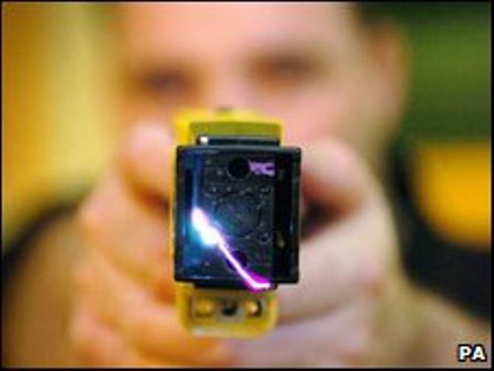 Stuðandi fangaverðir reknir.