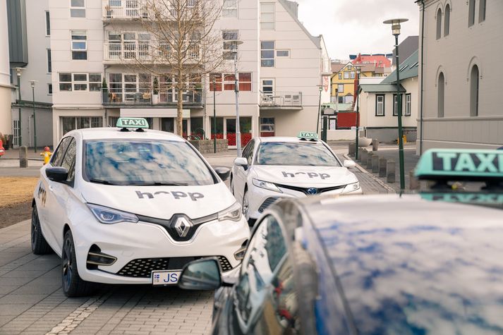 Hopp hefur á rúmum þremur árum gjörbreytt hugsunarhætti landsmanna þegar kemur að samgöngum. Nýjasta þjónusta Hopp er Hopp leigubílaþjónustan.