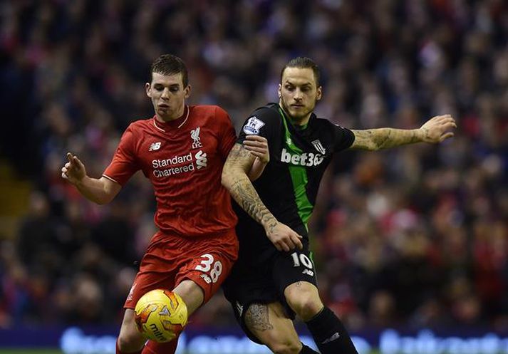 Flanagan í baráttu við Marko Arnautovic, leikmann Stoke City.