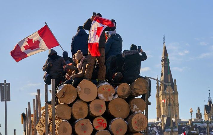 Mótmælendur hafa lamað miðborg Ottawa með því að koma vörubílum og tjöldum fyrir víðs vegar á vegum.