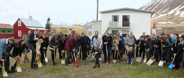 Þær voru ófár skóflurnar á lofti þegar skóflustunga var tekin að nýju húsnæði sem til stendur að taka í notkun um áramótin.