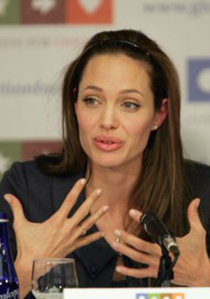 Angelina Jolie tekur til máls á fréttamannafundinum í gær