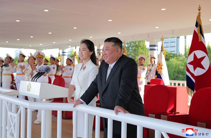 Kim Jong Un með dóttur sinni sem heitir Kim Ju Ae og er talin vera um þrettán ára gömul. Verið er að kanna hvort Kim eigi einnig eldri son. Svo hefur lengi verið talið en aldrei staðfest.