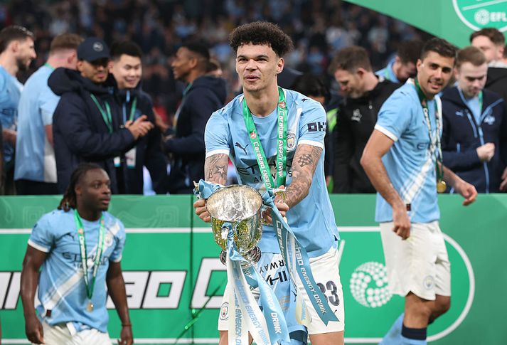 Nico O'Reilly með verðlaunagripinn sem hann tryggði Manchester City í dag.