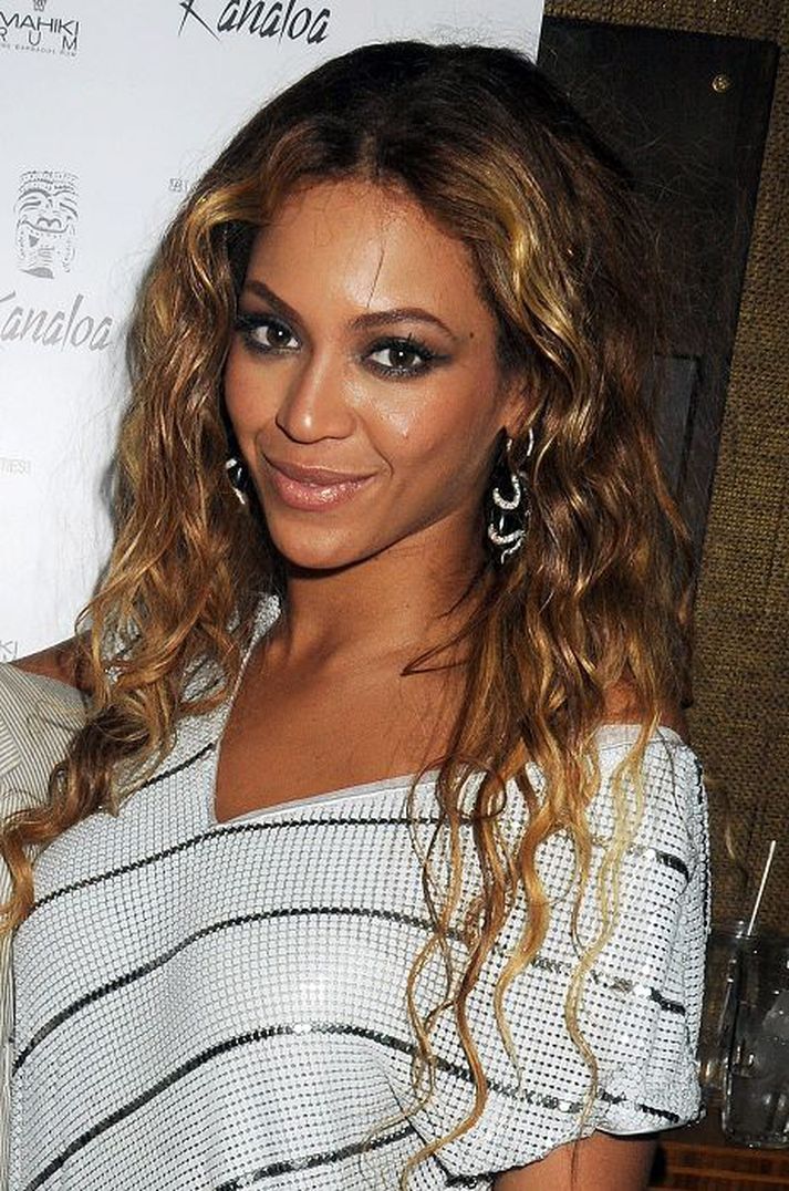 Ólétt eða ekki? Beyoncé Knowles var mynduð með stóra óléttubumbu í Miami í vikunni.