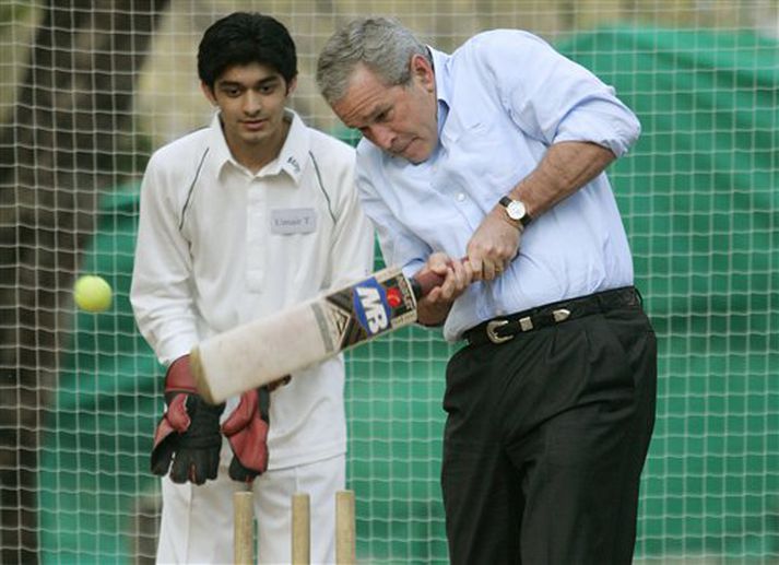 Bush brá sér í krikket í dag en Pakistanar eru seigir í þeirri íþrótt.