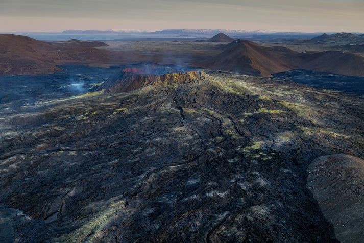 Gufurnar stíga upp úr gígnum í Geldingadölum. Ætli þetta sé lognið á undan storminum?