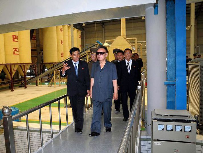 Leiðtogi í vettvangsferð Kim Jong Il skoðar verksmiðju í höfuðborginni Pjongjang. Nordicphotos/AFP