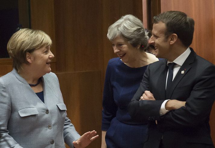 Angela Merkel, kanslari Þýskalands, Theresa May, forsætisráðherra Bretlands, og Emmanuel Macron, forseti Frakklands, slógu á létta strengi við upphaf leiðtogafundar ESB í Brussel í dag.