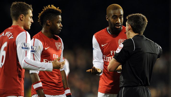Johan Djourou mótmælir rauða spjaldinu sínu.