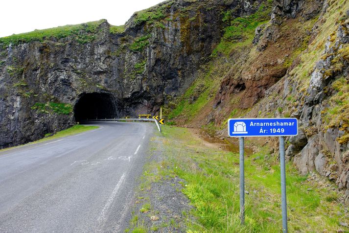 Elstu jarðgöng fyrir bílaumferð á Íslandi eru örstutt göng í gegnum Arnarneshamar á Súðavíkurvegi sem gerð voru árið 1949. Miðað við núgildandi áætlanir gæti biðin eftir að göng milli Ísafjarðar og Súðavíkur verði að veruleika dregist allt til ársins 2040 eða lengur.