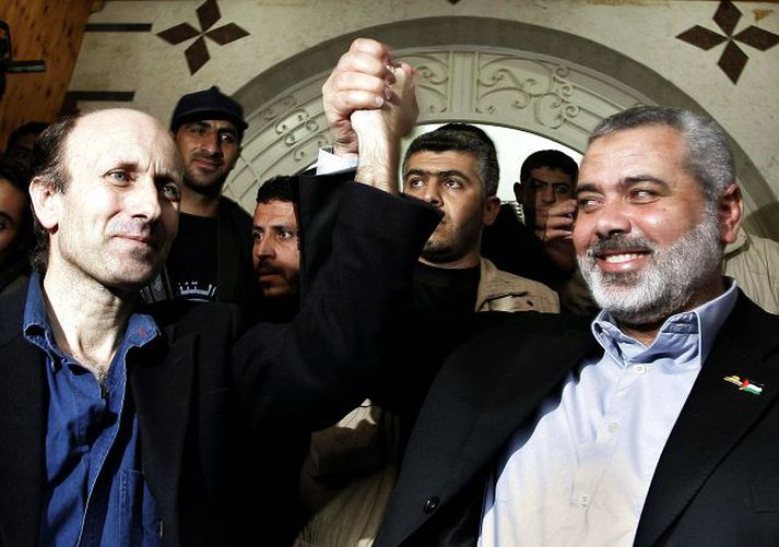 Hamas-samtökin beittu sér fyrir lausn Johnstons og telur ráðgjafi Mahmoud Abbas að um sé að ræða blekkingu Hamas-samtakanna.