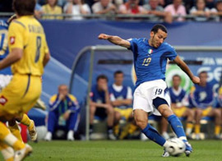 Gianluca Zambrotta, hleypir af og skorar sitt annað mark fyrir Ítalíu.