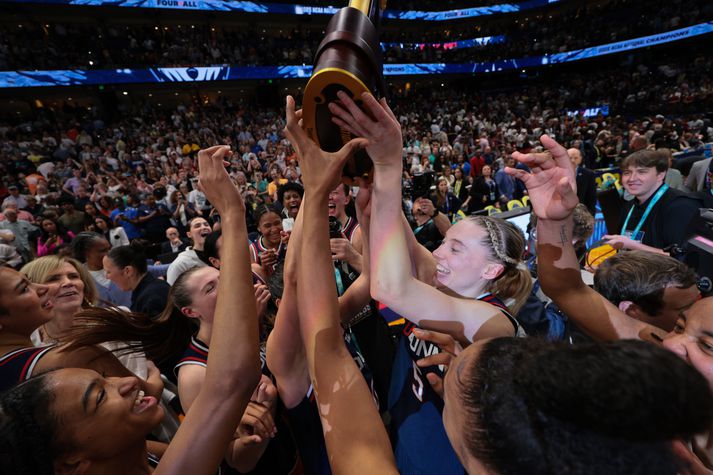 Paige Bueckers (númer 5) er stærsta stjarna UConn. Hún er á leið í WNBA.