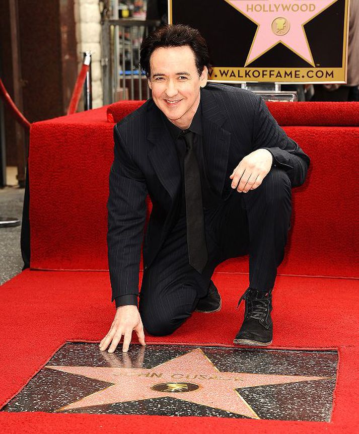 Fagnaði með kimmel Leikarinn John Cusack fagnaði stjörnunni með stórundarlegum hætti. Hann drakk spritt með Jimmy Kimmel.nordicphotos/getty