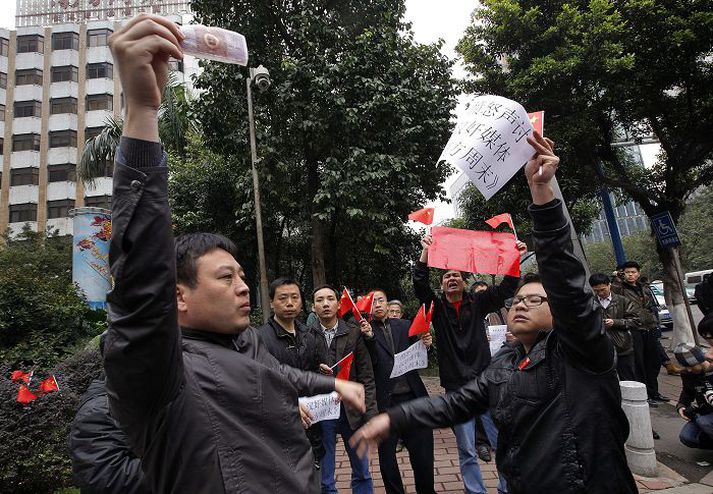 Talsmaður málfrelsis (t.v.) rífst við stuðningsmann Kínastjórnar í Guangzhou í Kína. 