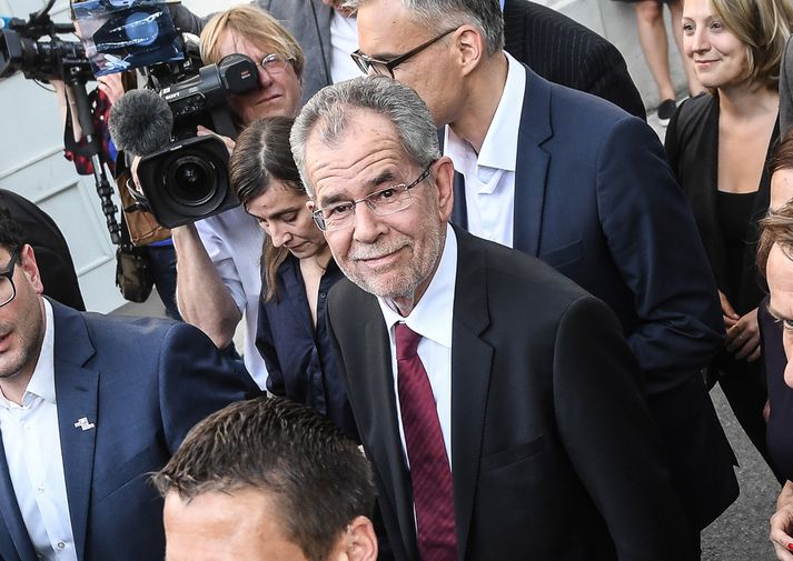 Sigurvegarinn Alexander van der Bellen eftir að úrslit lágu fyrir síðdegis í gær.