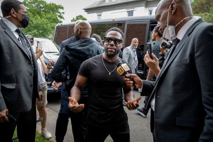 Kevin Hart lætur aldurinn ekki stoppa sig, þó hann ætti kannski að gera það. 