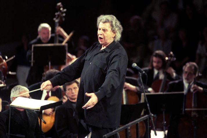 Mikis Theodorakis á tónleikum við tröppur Akropólis í Aþenu árið 2001.