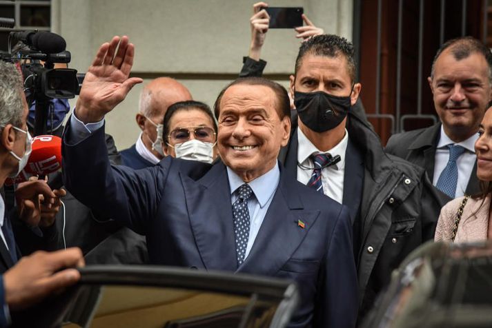 Berlusconi hefur enn einu sinni verði sýknaður af mútuákæru.