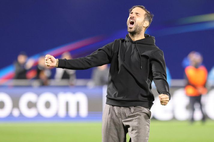 Cesc Fabregas fagnar einu af mörkum Como í stórsigrinum á Manchester United.