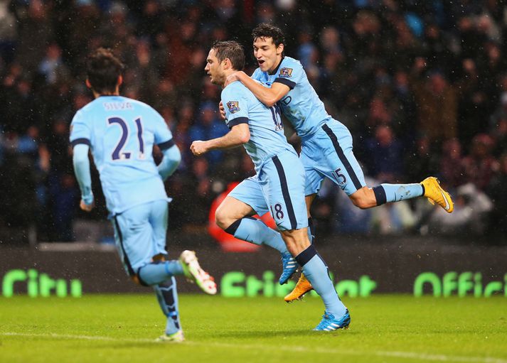 Frank Lampard fagnar sigurmarki sínu.