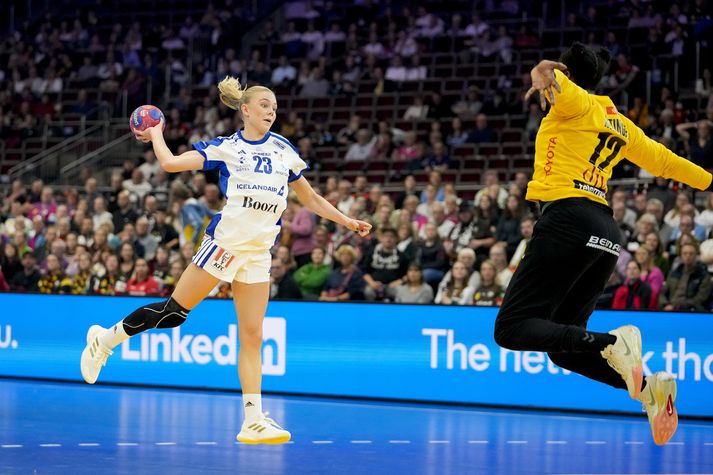 Dana Björg Guðmundsdóttir skorar eitt af mörkum sínum í Dortmund í kvöld.