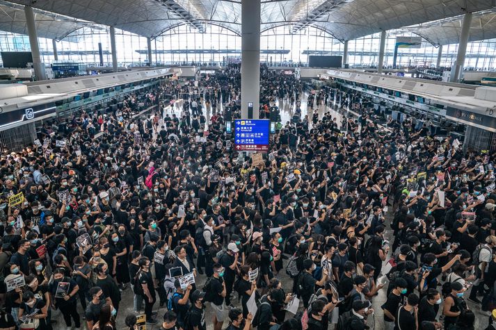 Mótmælendur á alþjóðaflugvellinum í Hong Kong.