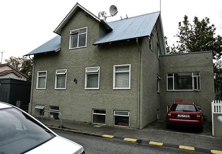 Grettisgata 43 Maðurinn sem ráðist var á hafði búið í húsinu en var fluttur þaðan.