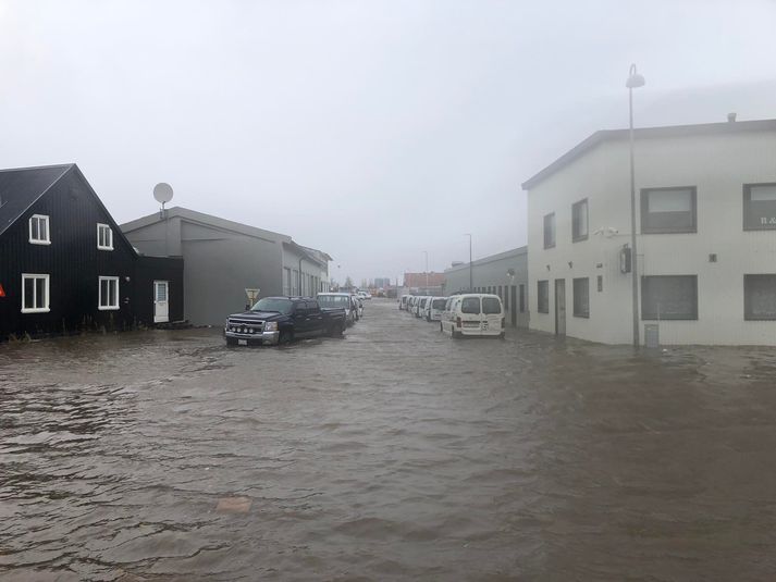 Sjór gekk á land á Akureyri í óveðrinu. Bálhvasst var á svæðinu eins og víða annars staðar.