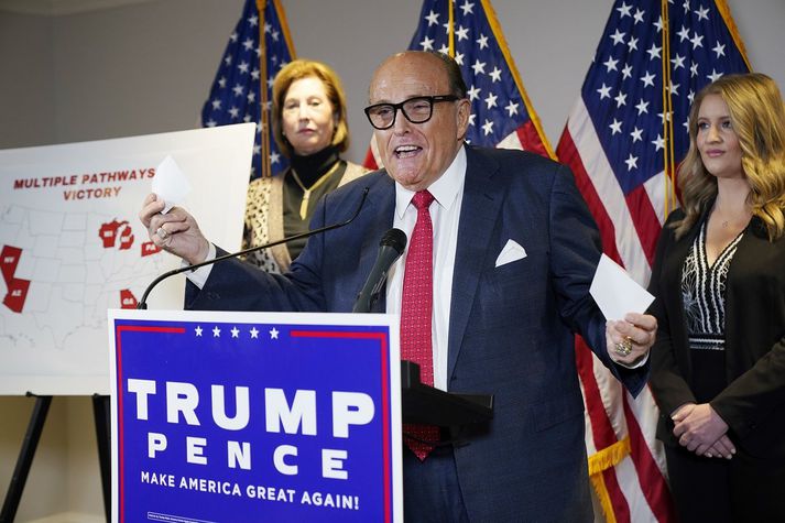 Rudy Giuliani leiðir lagabaráttu forsetans. Ríkins sex sem hafa verið merkt rauð á kortinu við hlið hans ættu í raun að vera blá, þar sem Biden vann í þeim öllum.