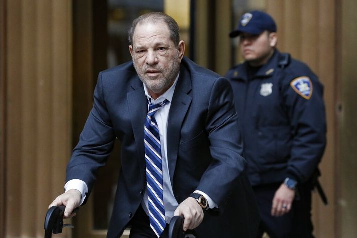 Weinstein við dómshúsið í New York í gær, 5. febrúar.