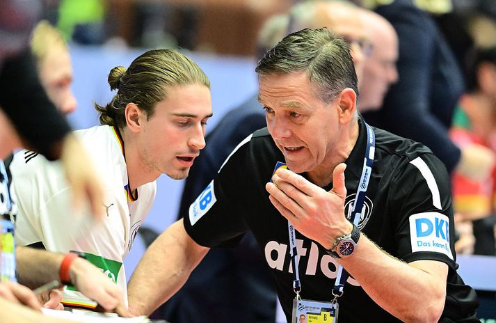 Alfreð Gíslason kemur skilaboðum til Juri Knorr í leiknum við Portúgal í dag.