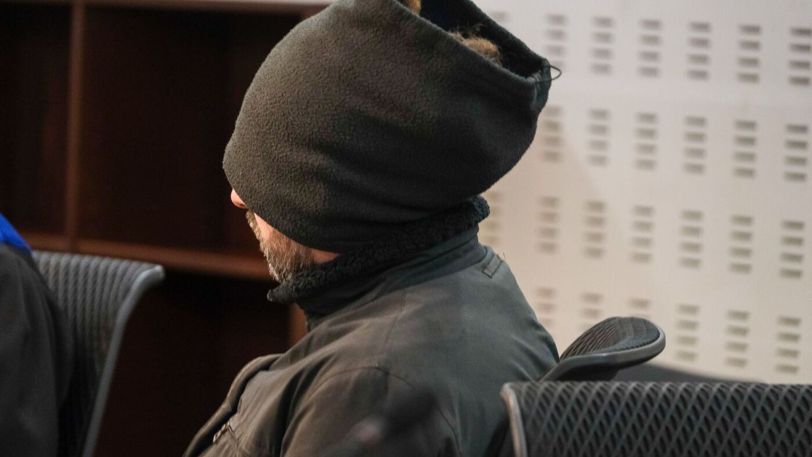 Réttað yfir manni sem er grunaður um að nauðga barni og konu sinni