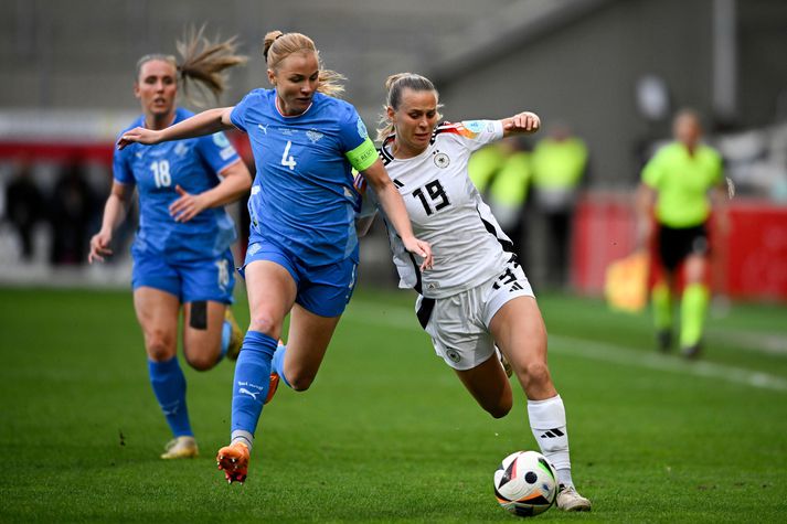 Glódís Perla Viggósdóttir í baráttunni við Klöru Bühl, samherja sinn hjá Bayern München.