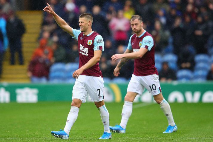 Jóhann Berg Gudmundsson fagnar marki með Burnley.