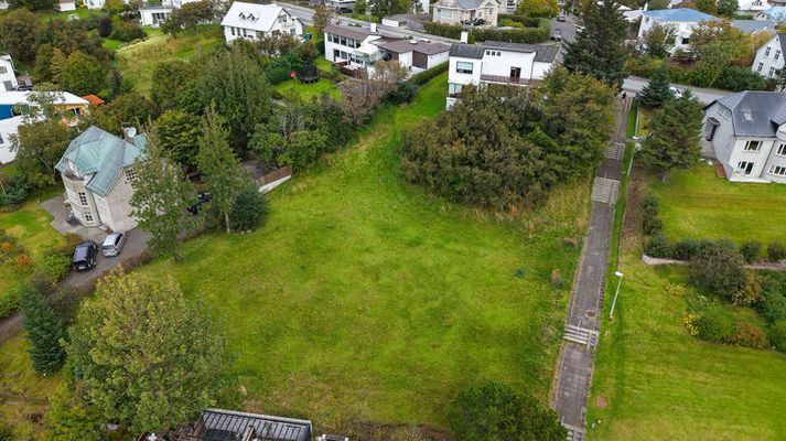 Íbúar hafa margir mótmælt fyrirhuguðum framkvæmdum á lóðinni sem hefur verið notuð sem sleðabrekka á veturna. 