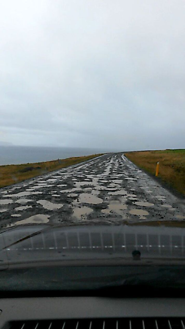 Vatnsnesvegur er heflaður endrum og sinnum en fellur fljótt í sama farið aftur.