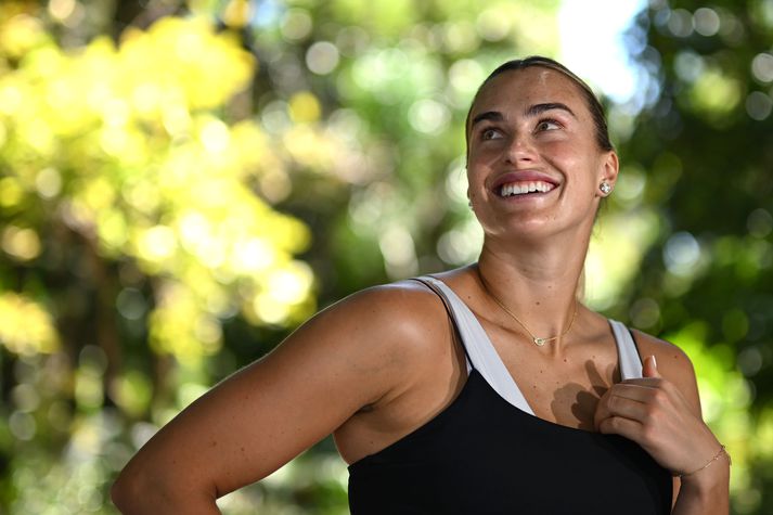 Aryna Sabalenka varði „Baráttu kynjanna“-leik sinn gegn Nick Kyrgios eftir að hún hóf keppnistímabilið 2026 með léttum sigri á Cristinu Bucsa.