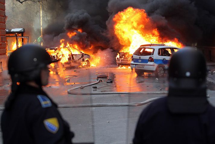 Mörg þúsund manns tóku þátt í mótmælum í Sarajevo í dag.