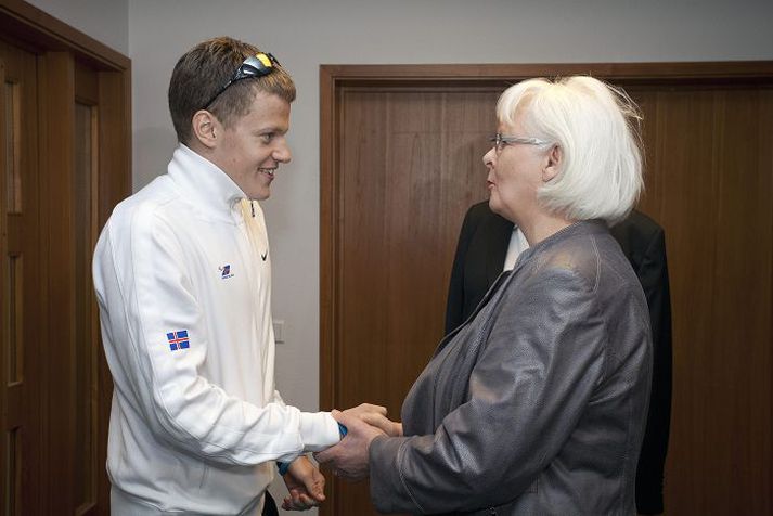 Jón Margeir Sverrisson synti til sigurs á Ólympíumóti fatlaðra. Hér er hann með Jóhönnu Sigurðardóttur forsætisráðherra.