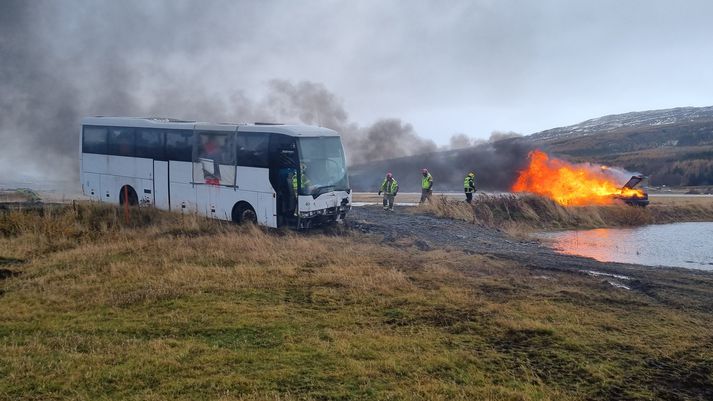 Bílar stóðu í ljósum logum.