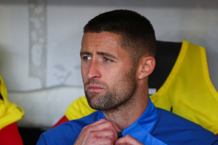 Gary Cahill á varamannabekknum hjá Crystal Palace í gær.