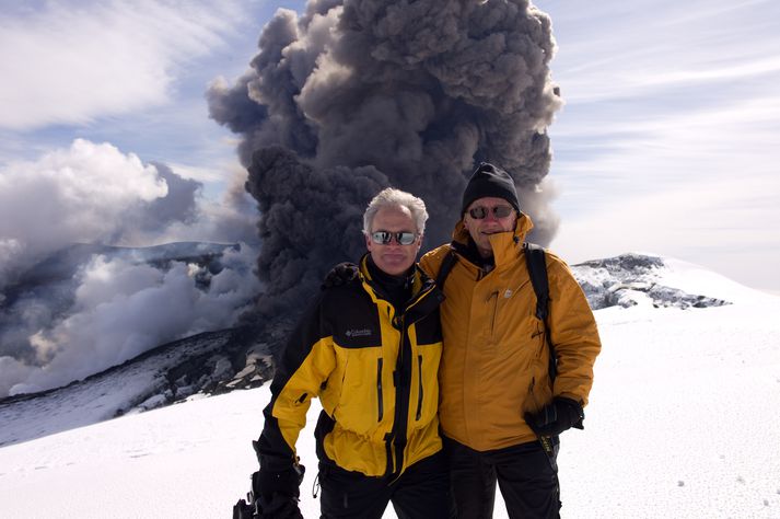Scott Pelley og Haraldur á Eyjafjallajökli í apríl 2010.